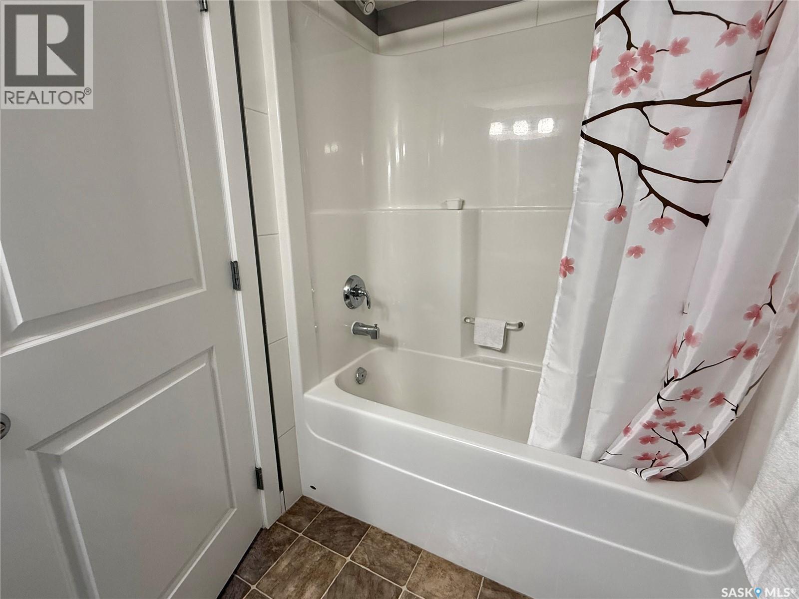 302 820 5Th Street Ne, Weyburn, SK - Indoor Photo Showing Bathroom