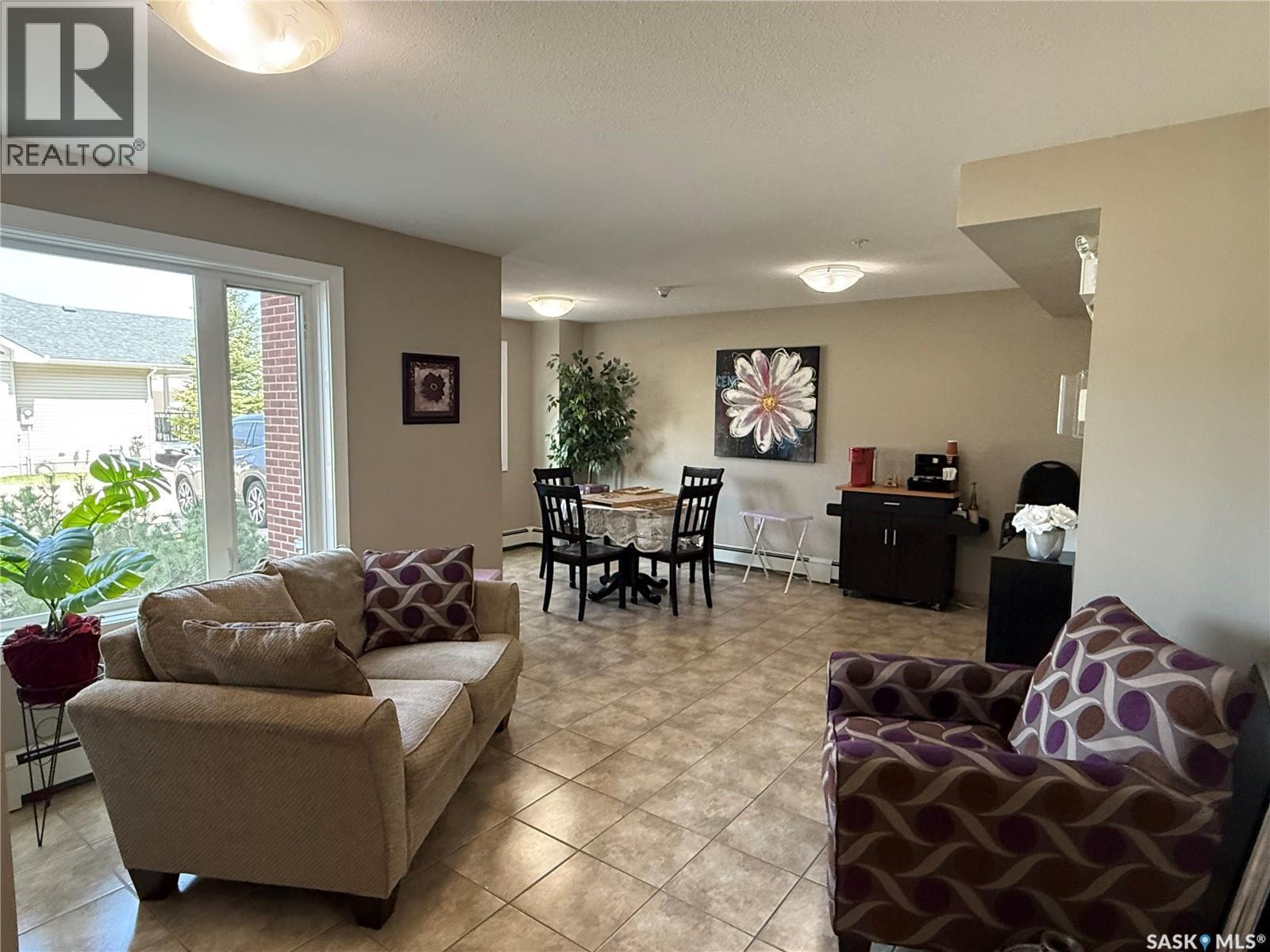 302 820 5Th Street Ne, Weyburn, SK - Indoor Photo Showing Living Room