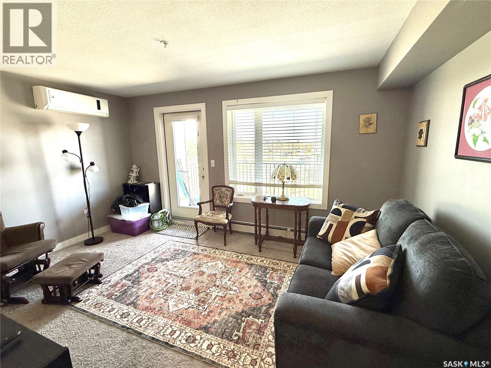 302 820 5Th Street Ne, Weyburn, SK - Indoor Photo Showing Living Room