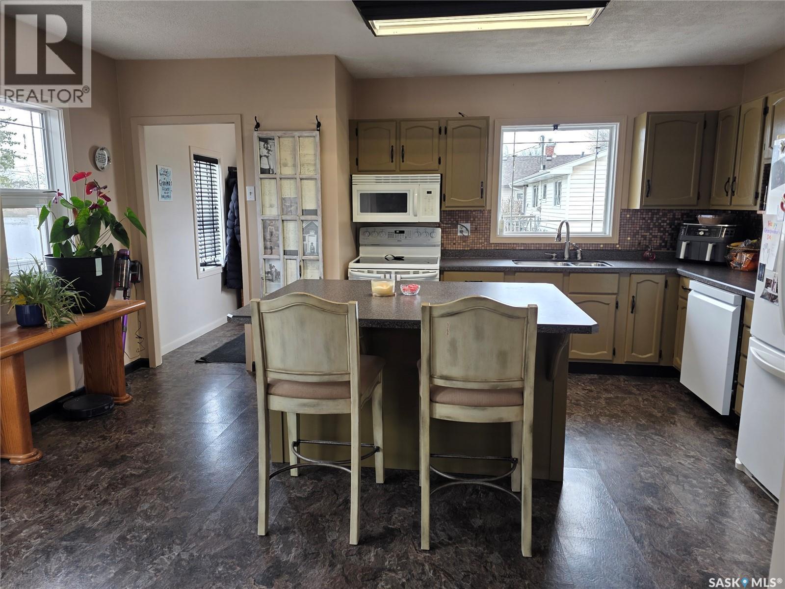 111 4Th Avenue N, Lucky Lake, SK