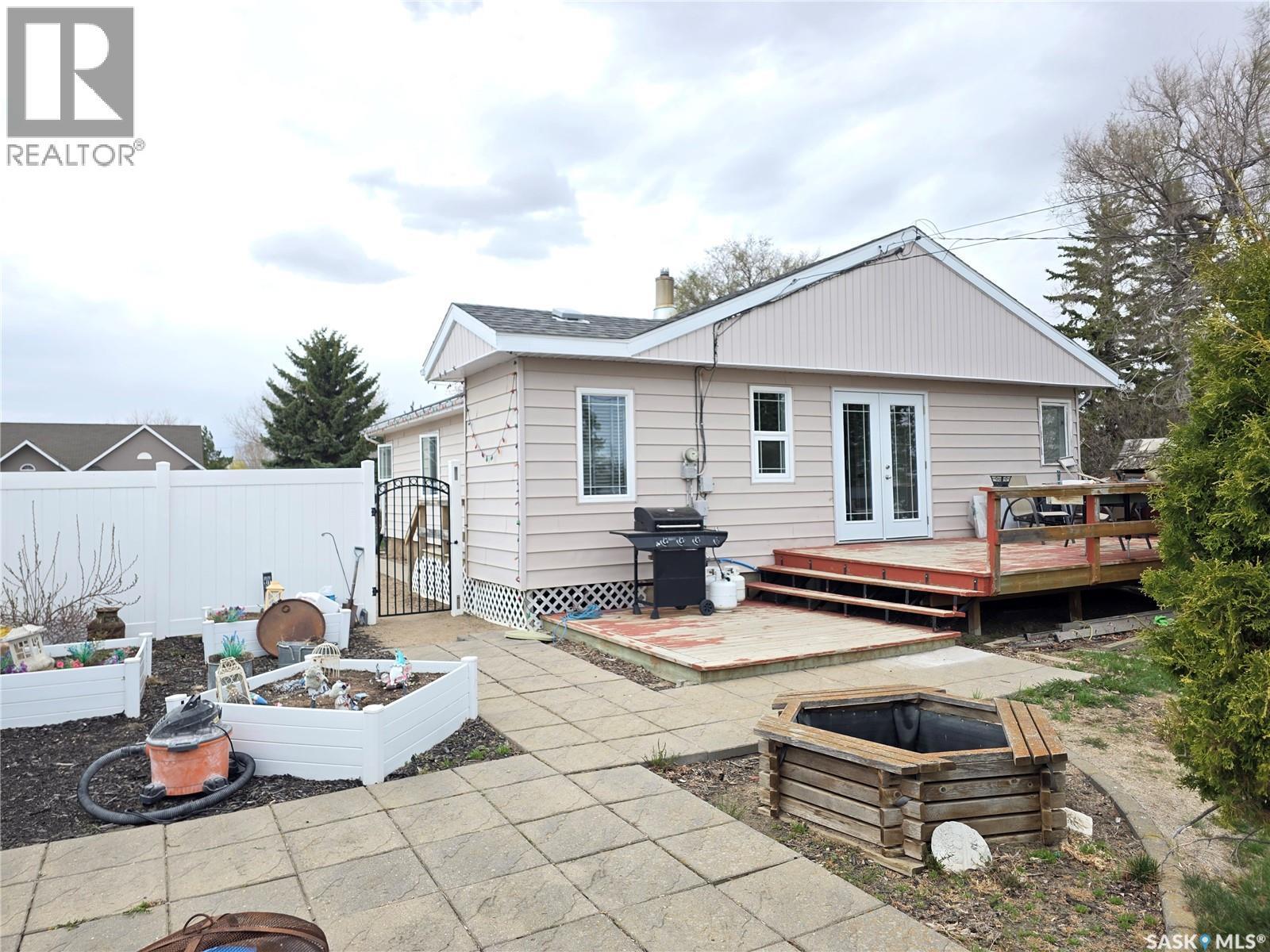 111 4Th Avenue N, Lucky Lake, SK