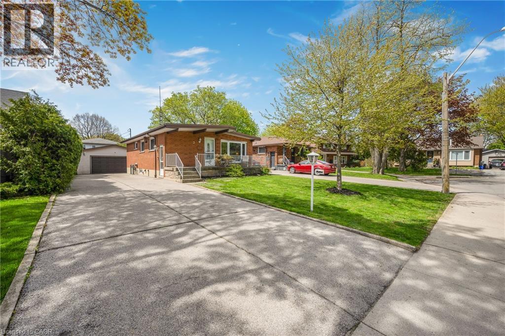 3 Tanager Court, Hamilton, ON - Outdoor