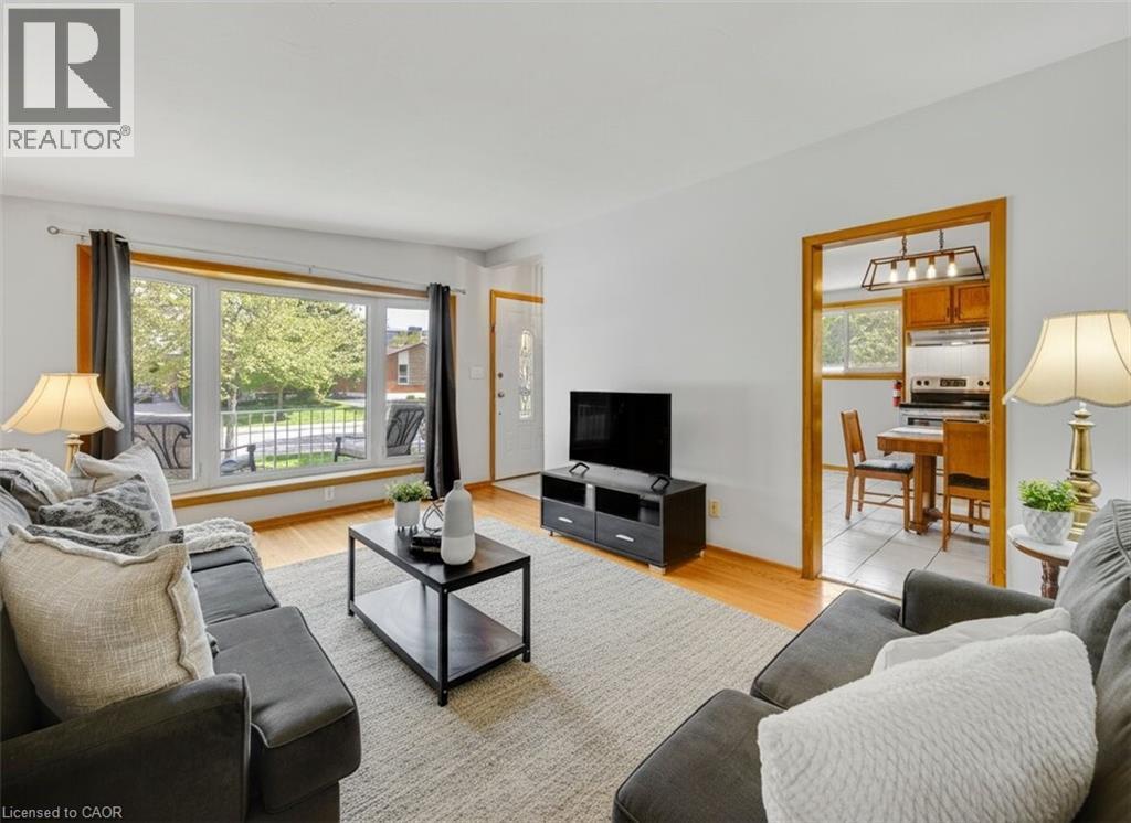 3 Tanager Court, Hamilton, ON - Indoor Photo Showing Living Room
