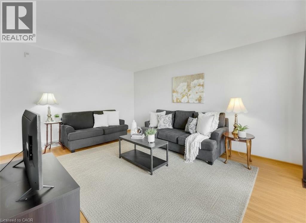 3 Tanager Court, Hamilton, ON - Indoor Photo Showing Living Room