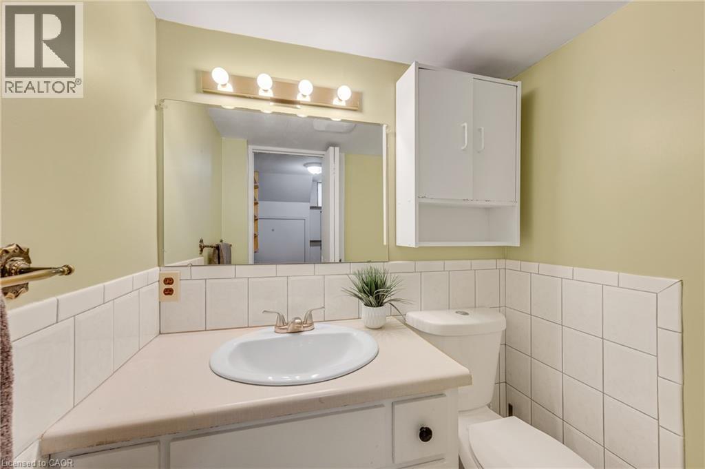 3 Tanager Court, Hamilton, ON - Indoor Photo Showing Bathroom