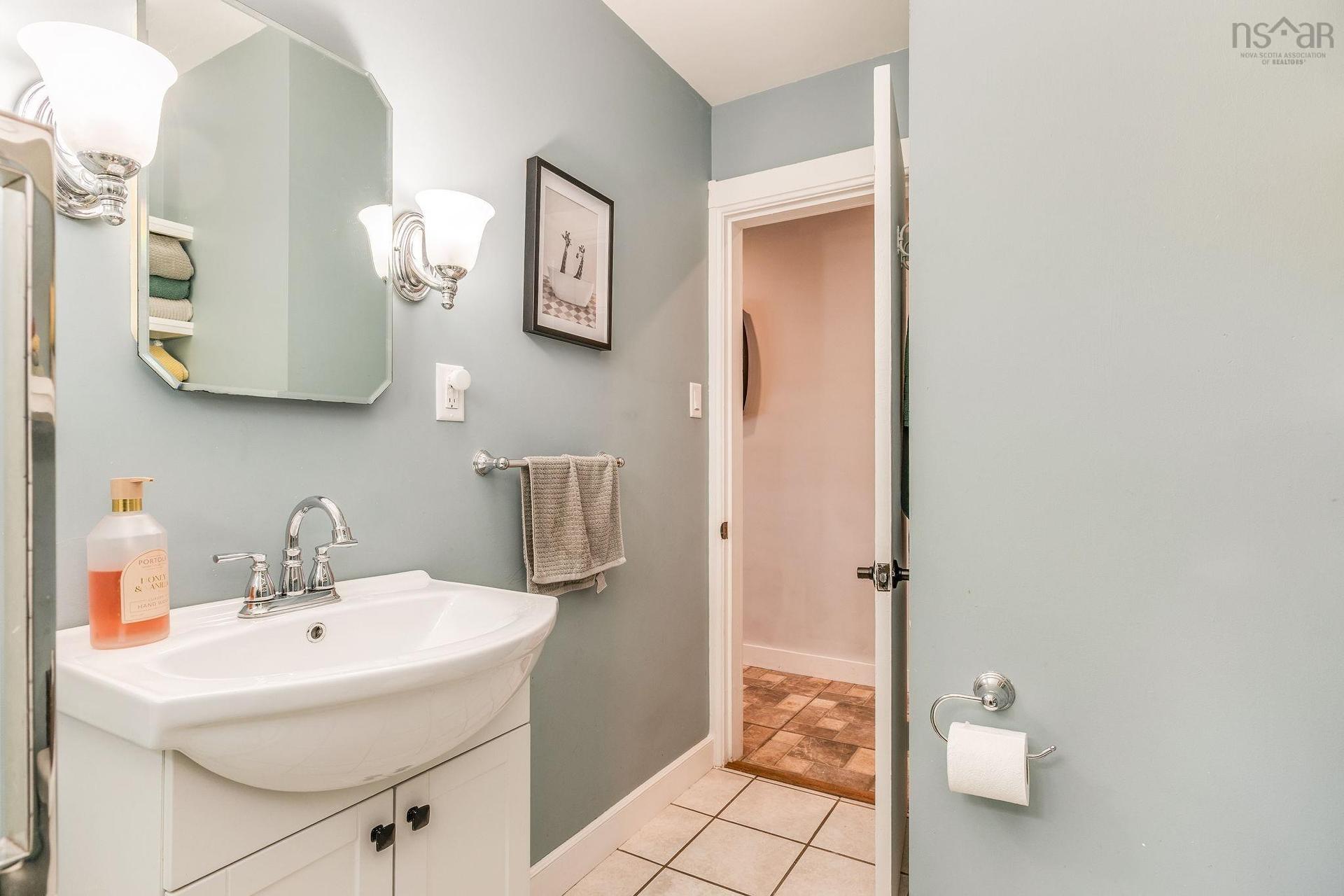 20 Scotia Street, Bridgewater, NS - Indoor Photo Showing Bathroom