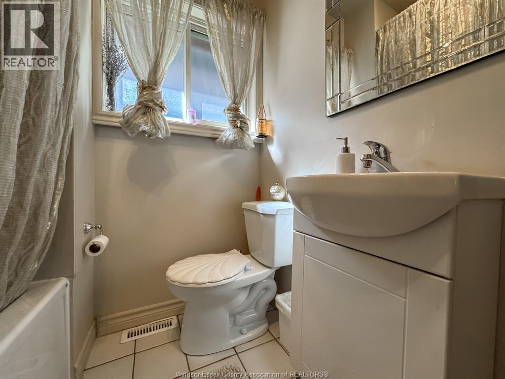 1614 Albert, Windsor, ON - Indoor Photo Showing Bathroom