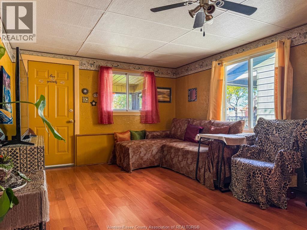 1614 Albert, Windsor, ON - Indoor Photo Showing Living Room
