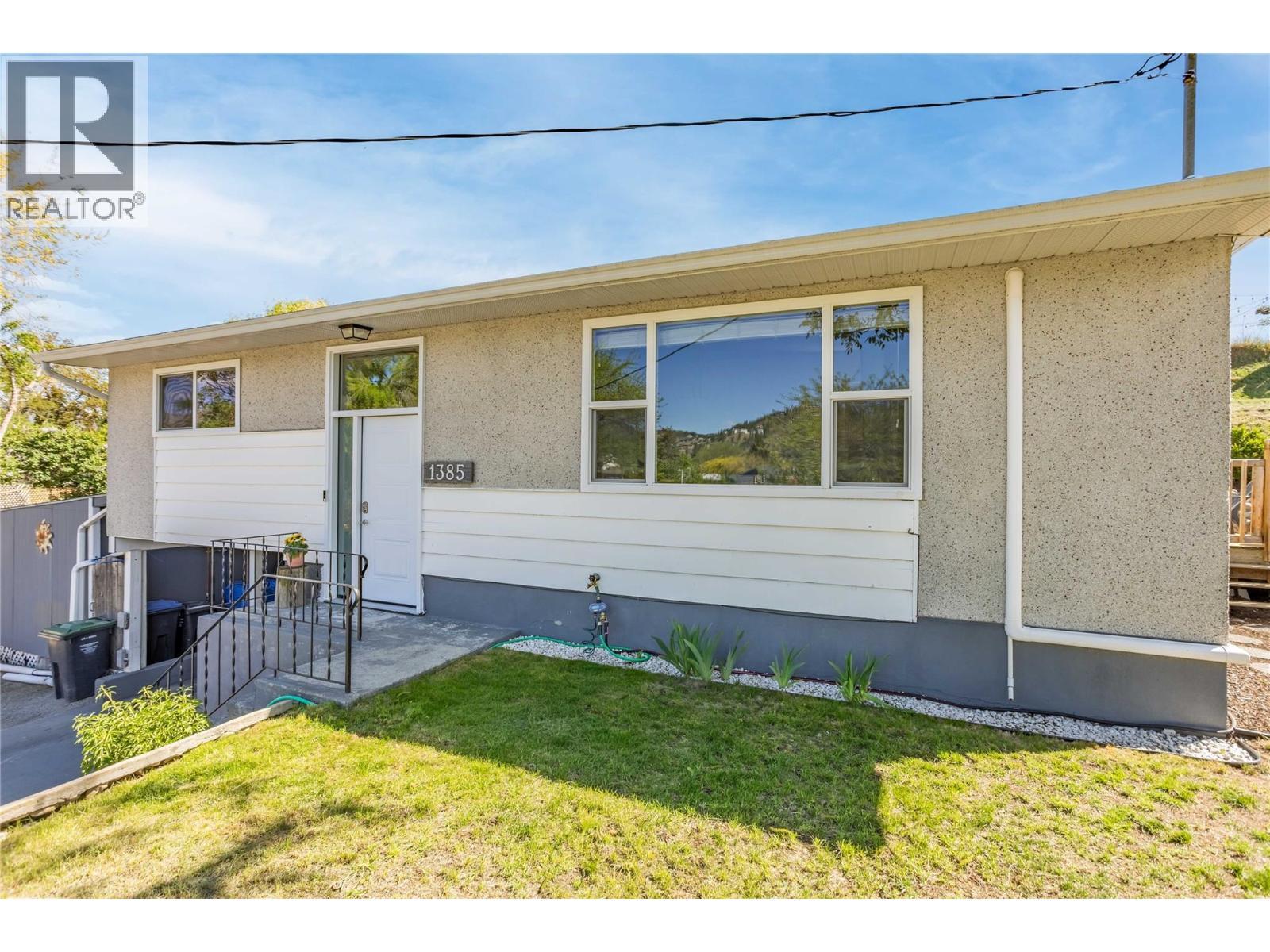 Flat front yard - 1385 Orchard Drive, Kelowna, BC - Outdoor