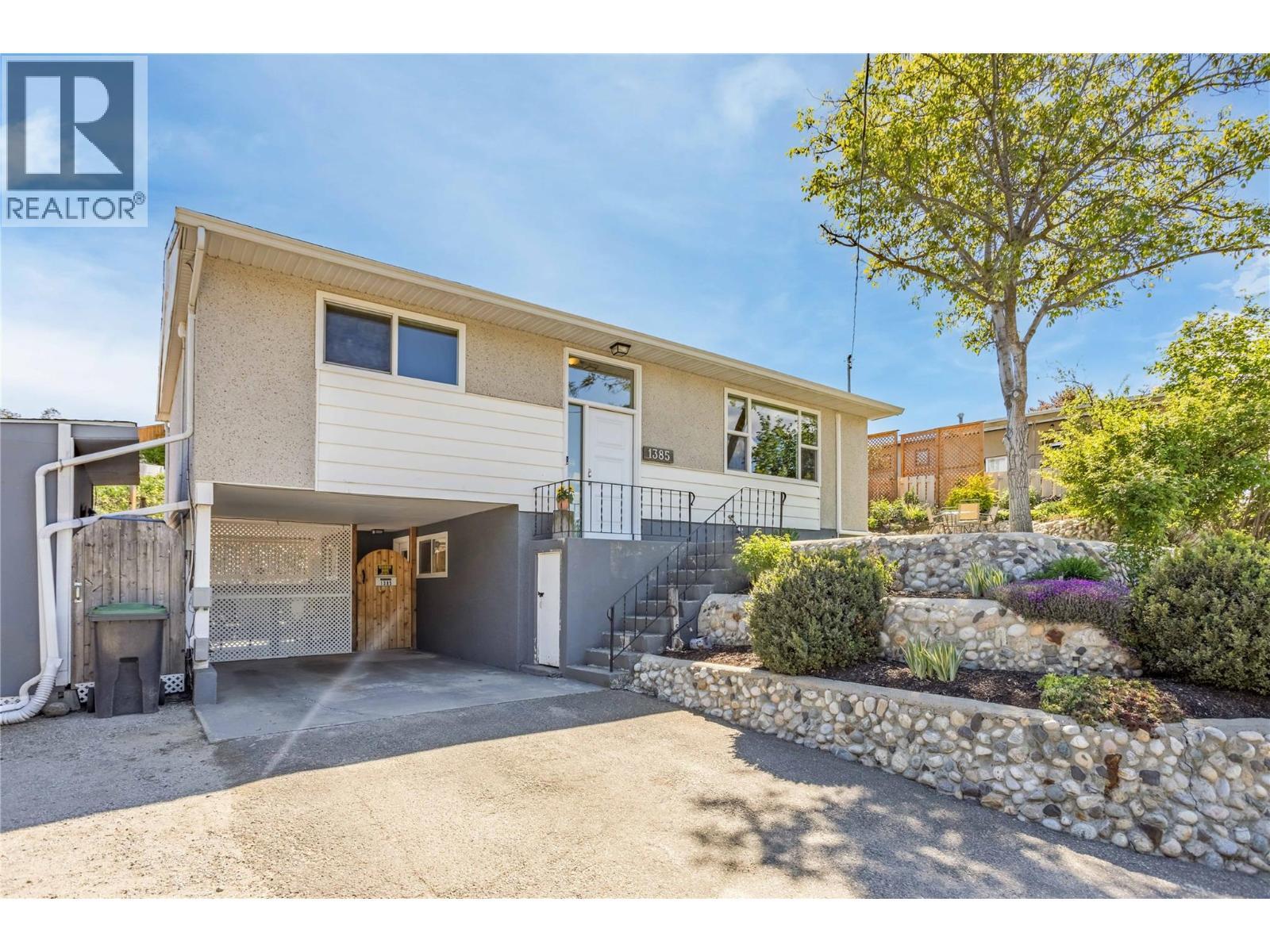 Covered carport - 1385 Orchard Drive, Kelowna, BC - Outdoor