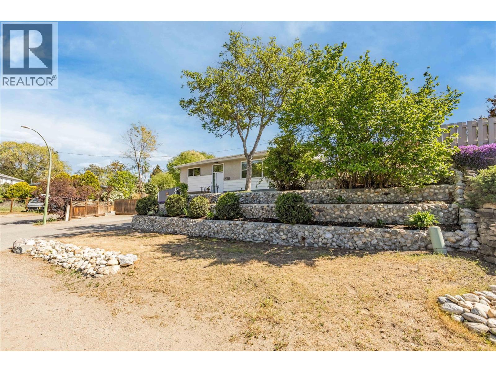 RV parking - 1385 Orchard Drive, Kelowna, BC - Outdoor