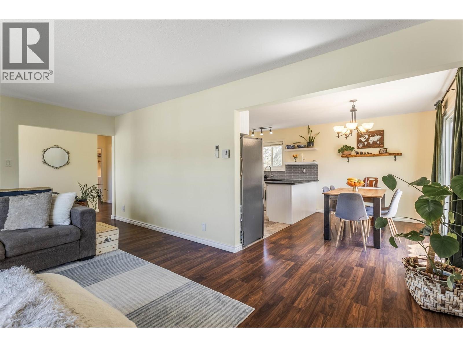 1385 Orchard Drive, Kelowna, BC - Indoor Photo Showing Living Room