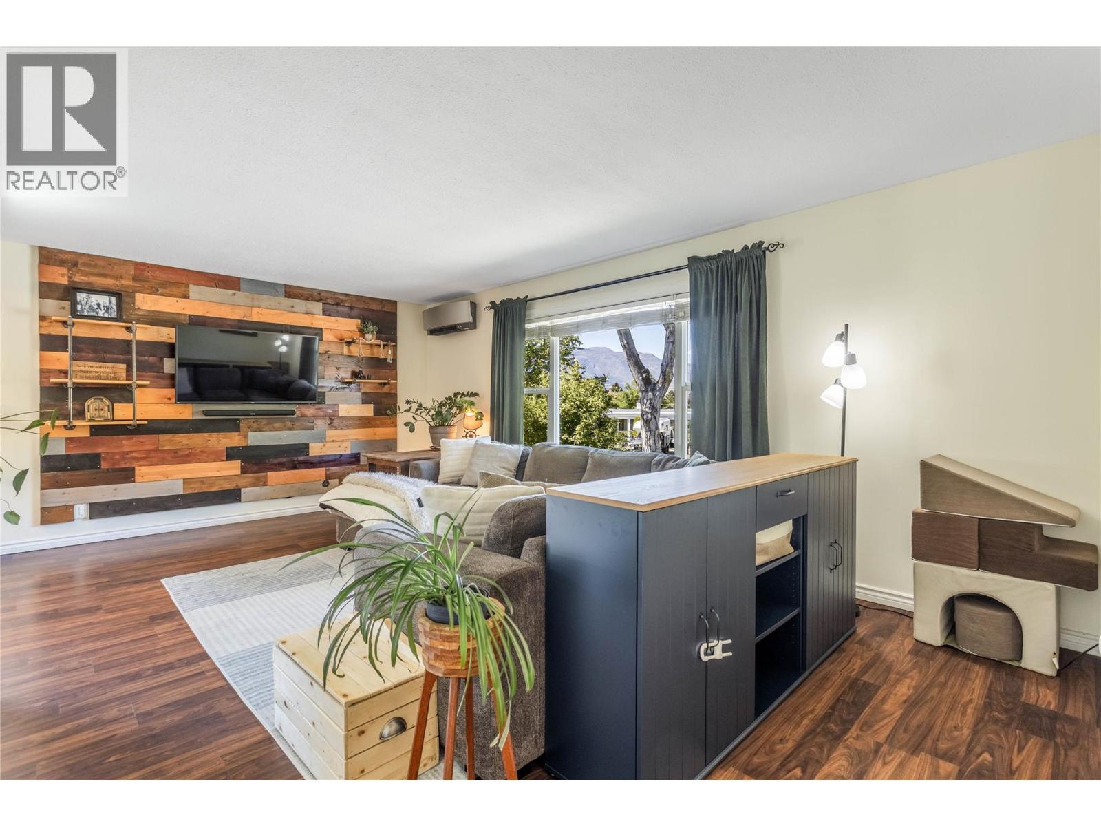 Big living space - 1385 Orchard Drive, Kelowna, BC - Indoor Photo Showing Kitchen