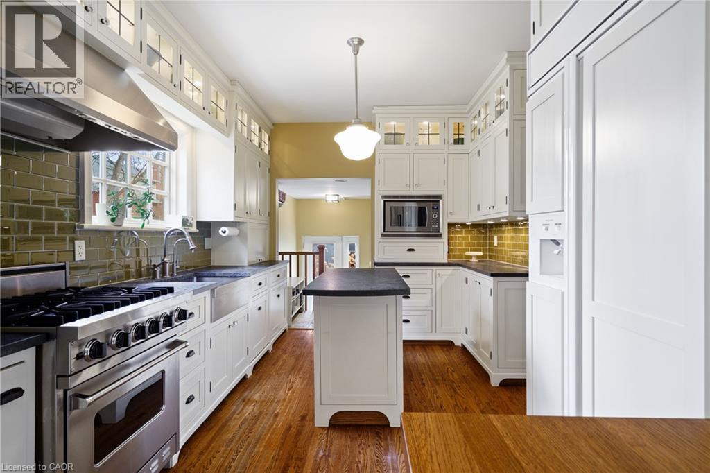 2 Oak Knoll Drive, Hamilton, ON - Indoor Photo Showing Kitchen