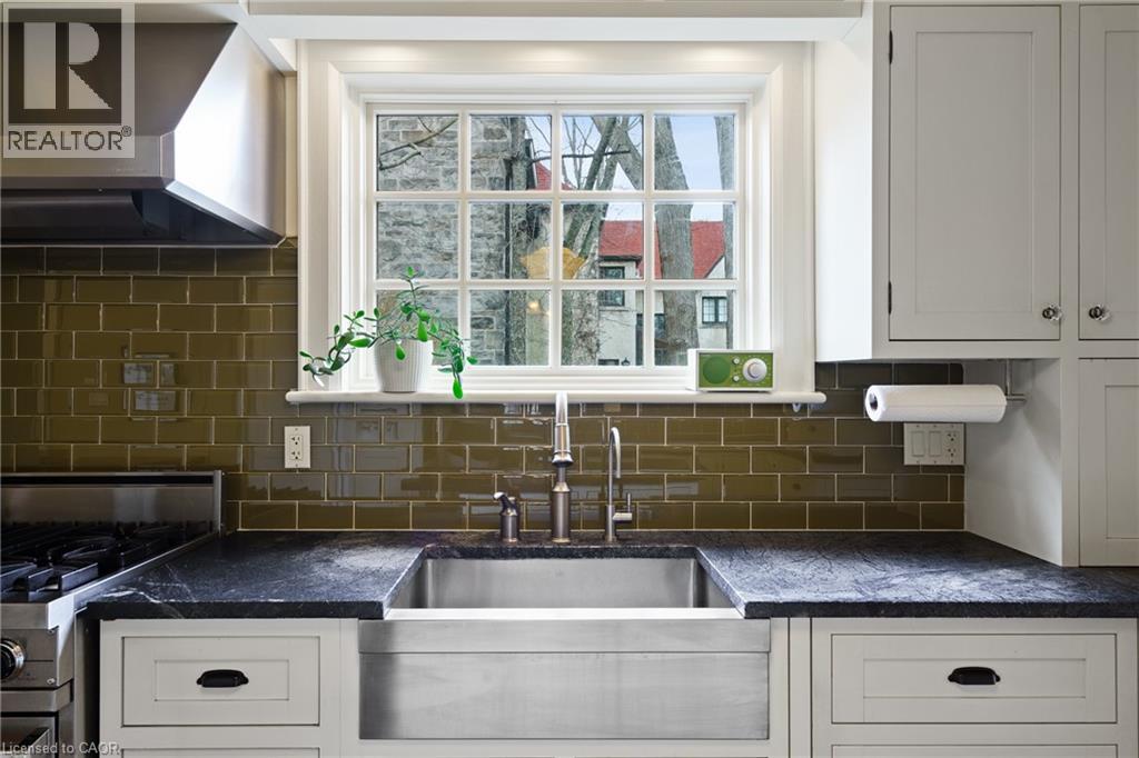 2 Oak Knoll Drive, Hamilton, ON - Indoor Photo Showing Kitchen