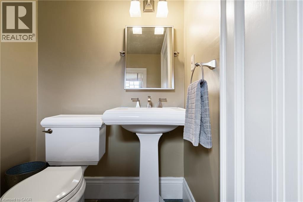 2 Oak Knoll Drive, Hamilton, ON - Indoor Photo Showing Bathroom