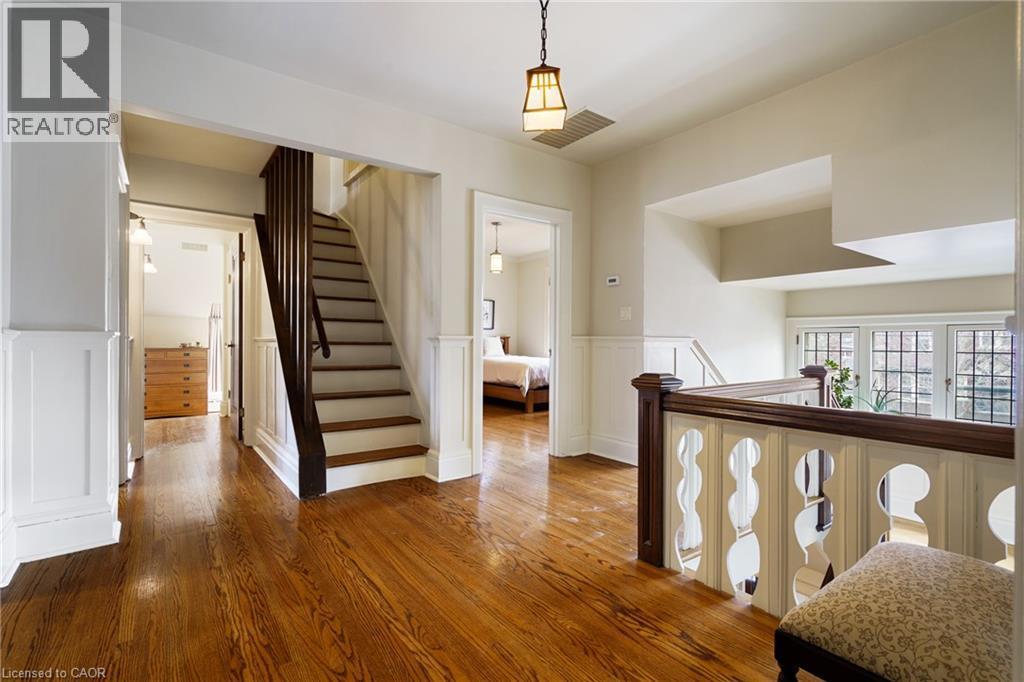 Upper hallway - 2 Oak Knoll Drive, Hamilton, ON - Indoor Photo Showing Other Room