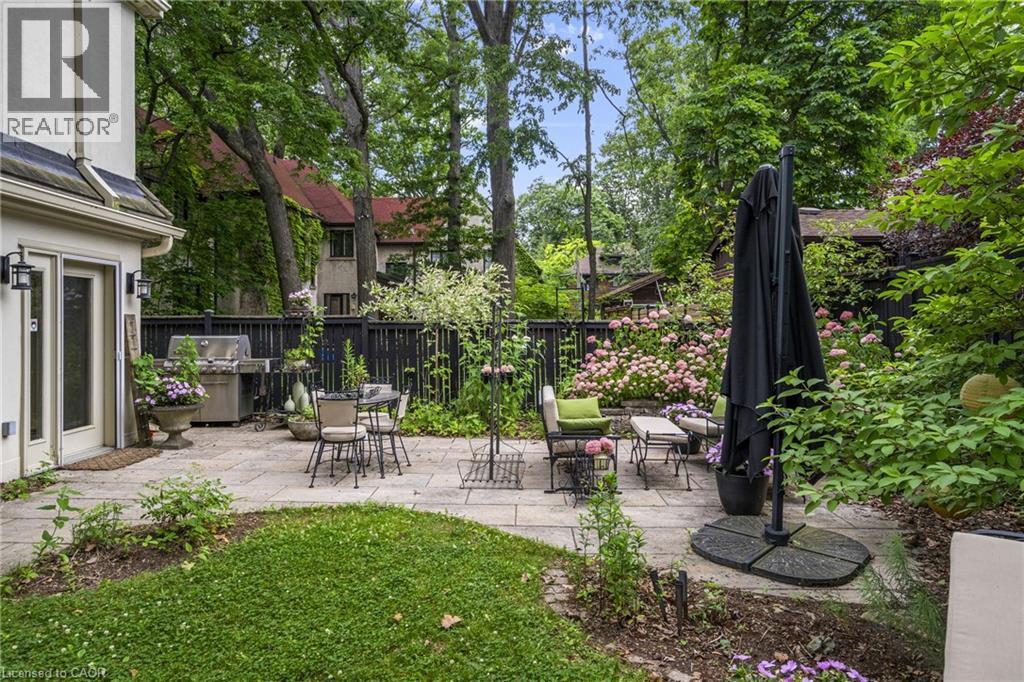 2 Oak Knoll Drive, Hamilton, ON - Outdoor