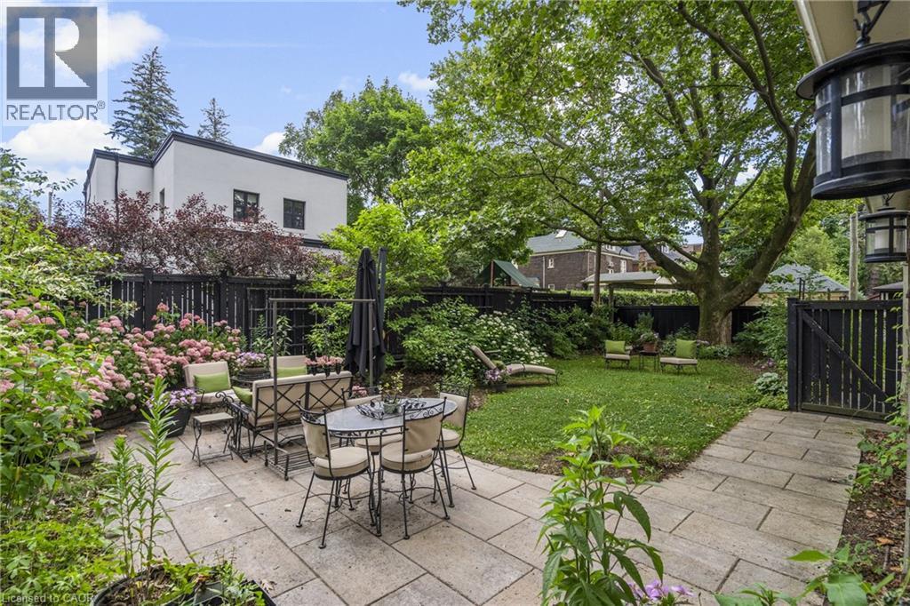 2 Oak Knoll Drive, Hamilton, ON - Outdoor
