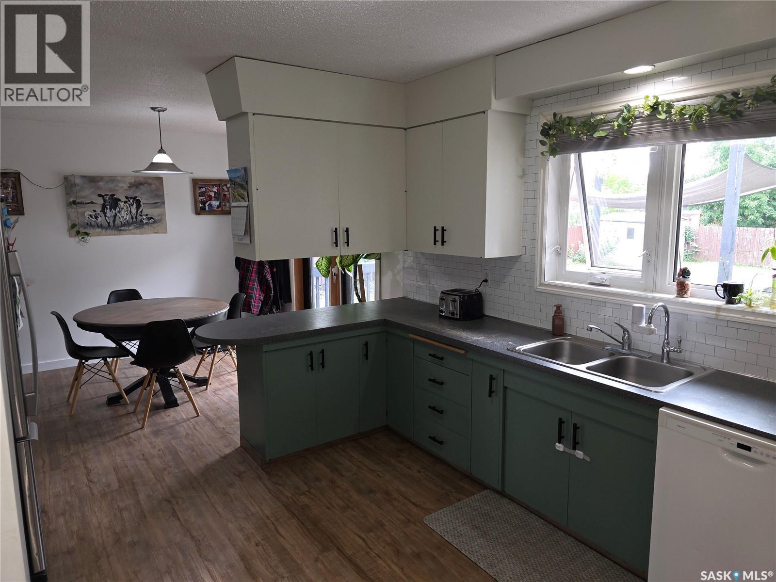 213 9Th Street E, Wynyard, SK - Indoor Photo Showing Kitchen With Double Sink