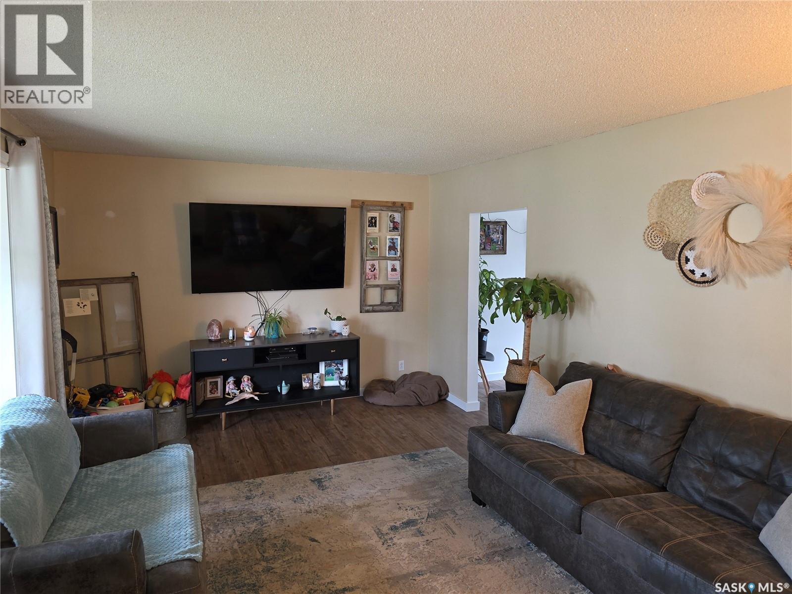 213 9Th Street E, Wynyard, SK - Indoor Photo Showing Living Room