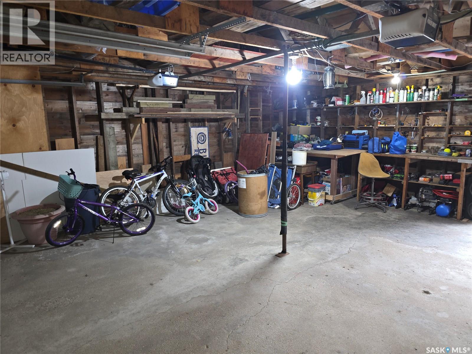 213 9Th Street E, Wynyard, SK - Indoor Photo Showing Garage