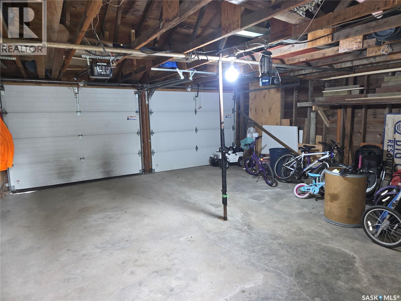 213 9Th Street E, Wynyard, SK - Indoor Photo Showing Garage