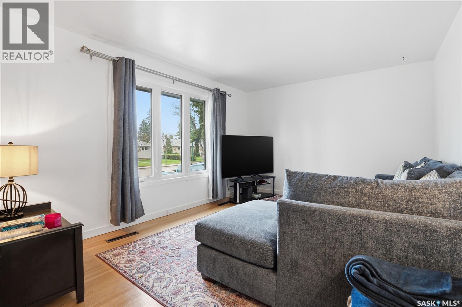 1113 Wilson Crescent, Saskatoon, SK - Indoor Photo Showing Living Room
