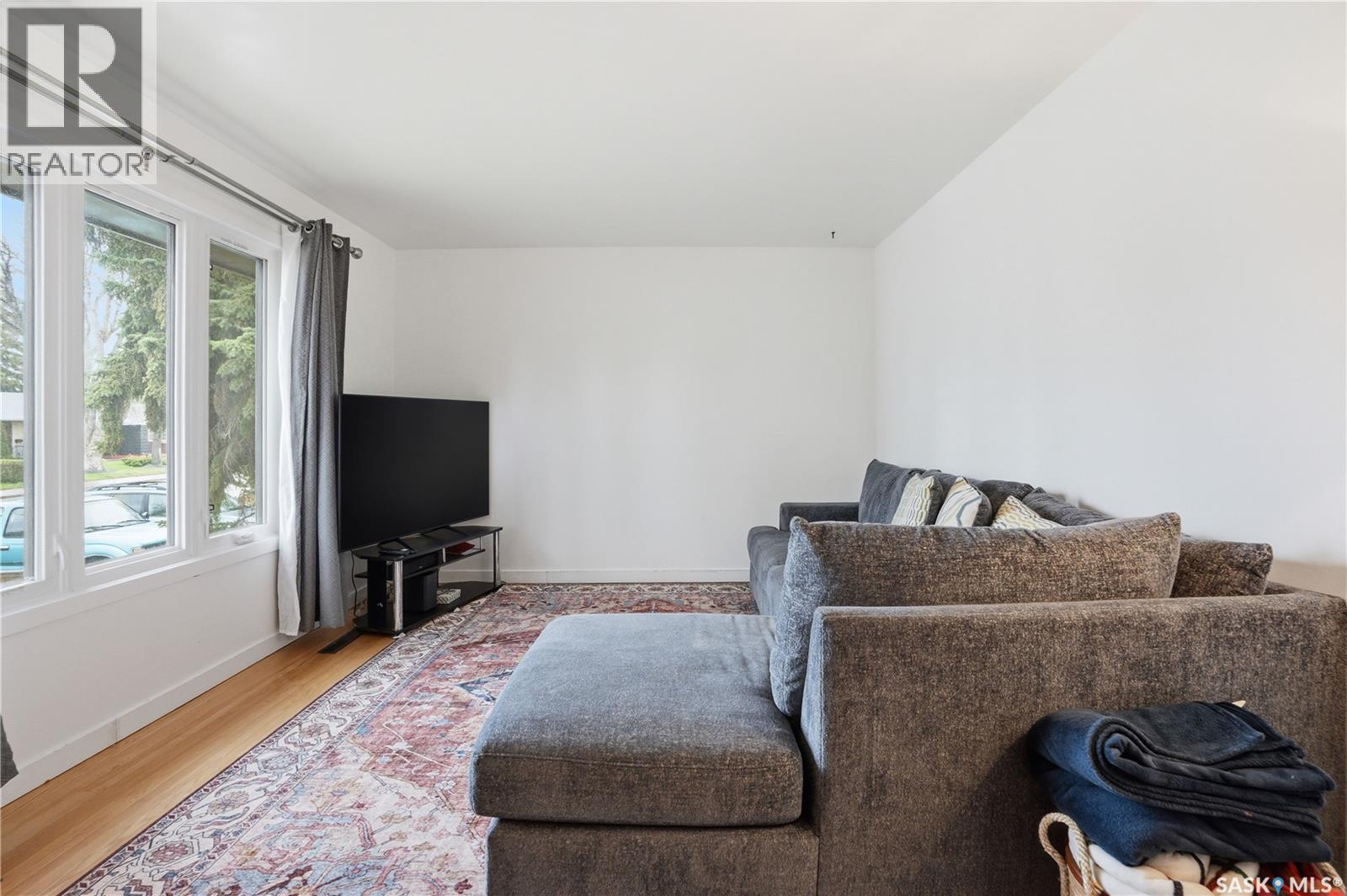 1113 Wilson Crescent, Saskatoon, SK - Indoor Photo Showing Living Room