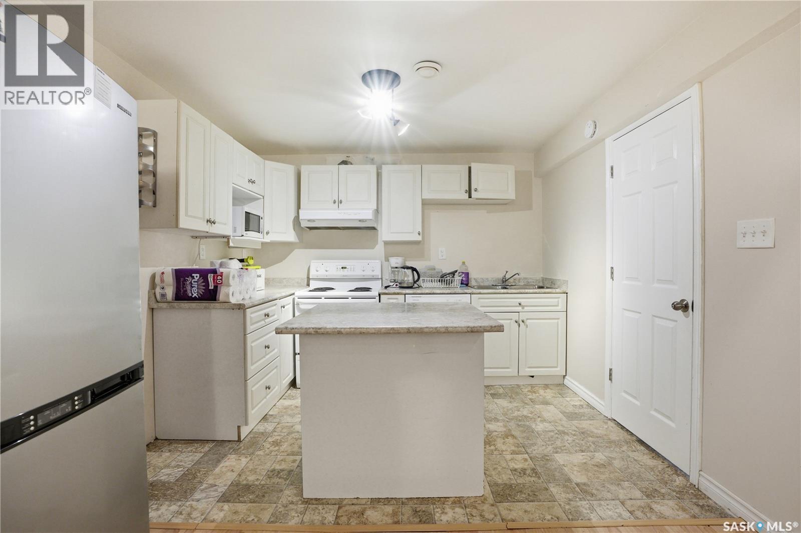 1113 Wilson Crescent, Saskatoon, SK - Indoor Photo Showing Kitchen