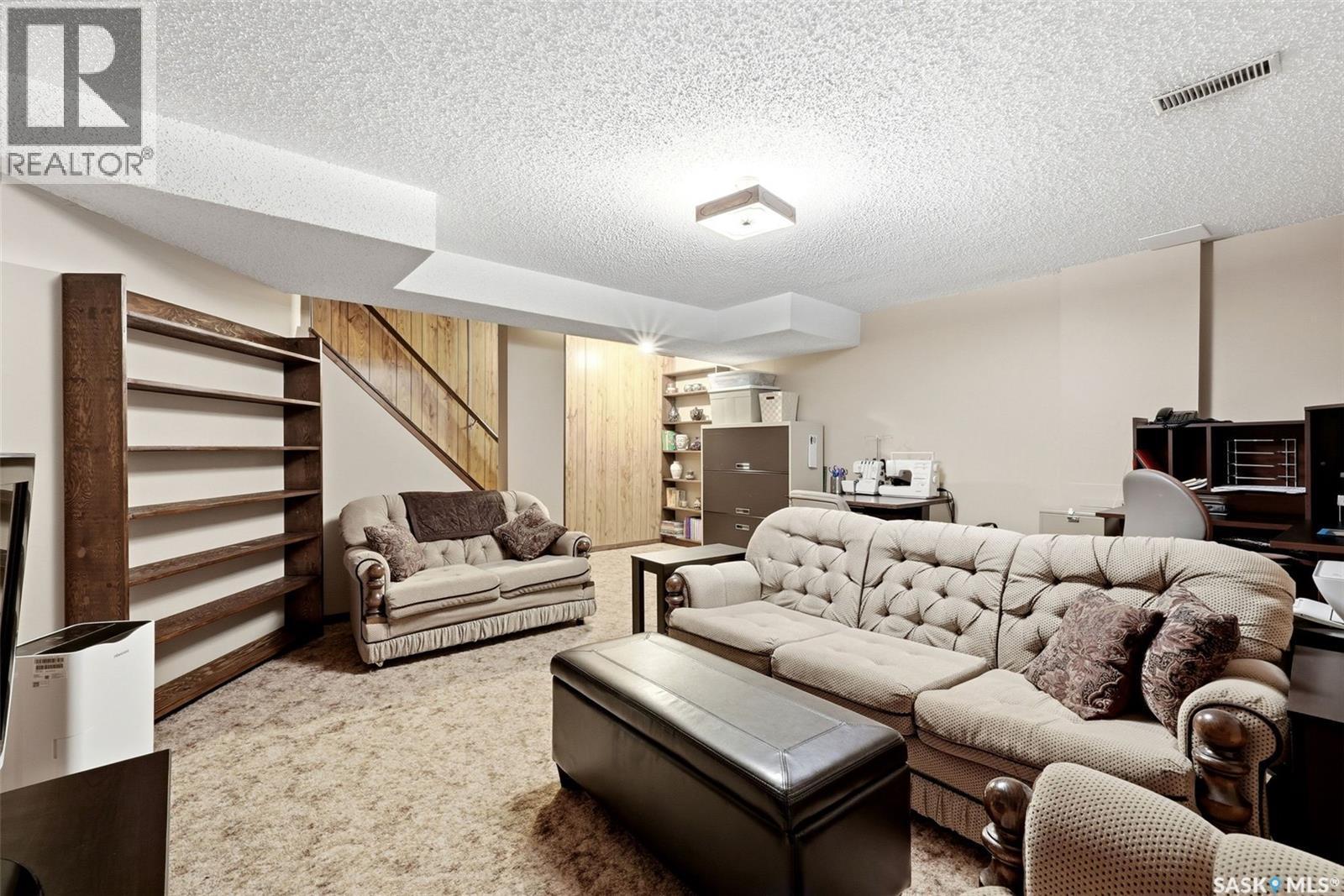 41 Spruceview Road, Regina, SK - Indoor Photo Showing Living Room