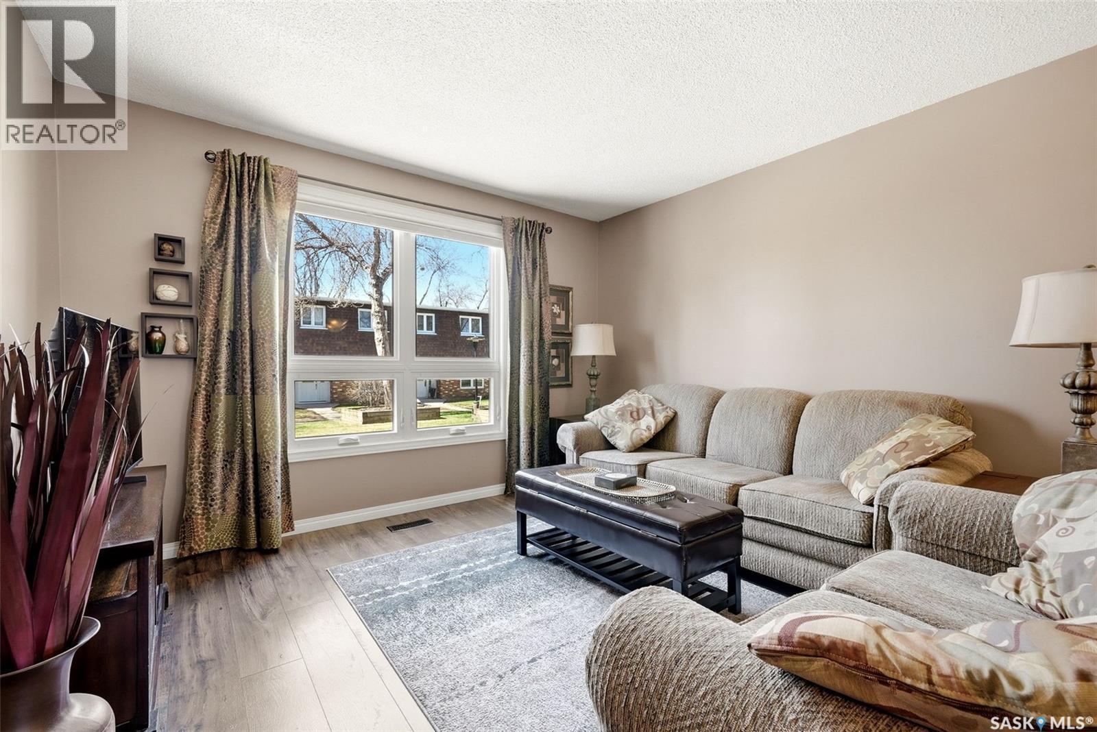 41 Spruceview Road, Regina, SK - Indoor Photo Showing Living Room