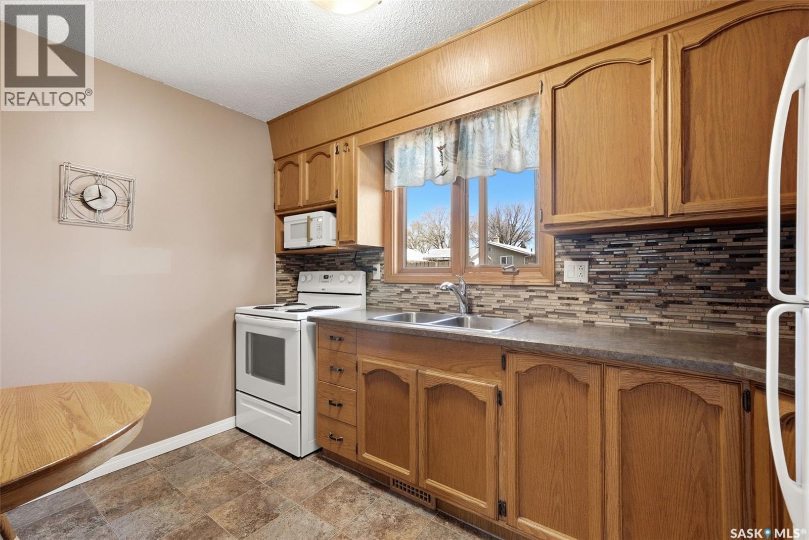 41 Spruceview Road, Regina, SK - Indoor Photo Showing Kitchen With Double Sink