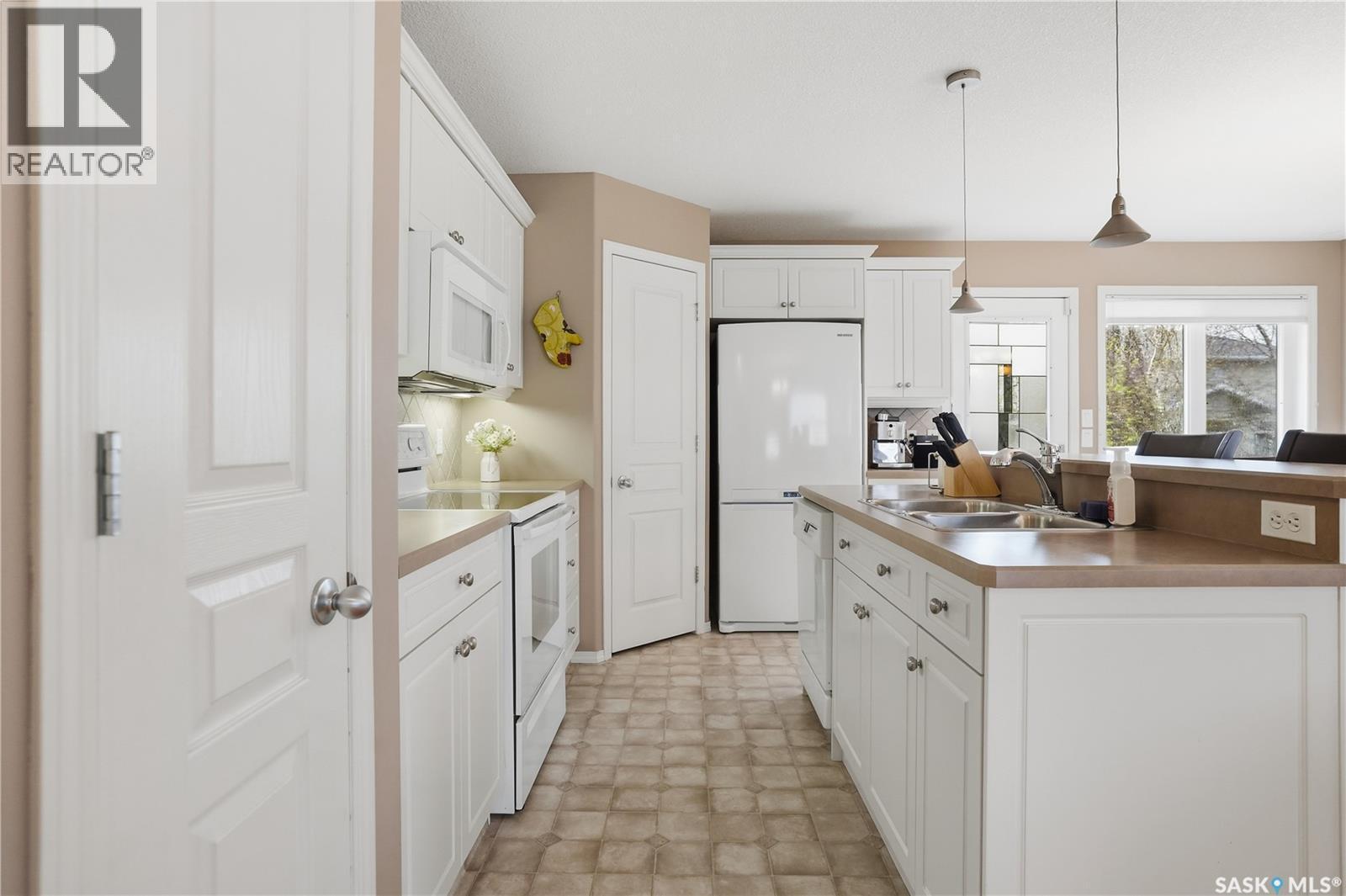 1642 Wingert Drive, Regina, SK - Indoor Photo Showing Kitchen With Double Sink