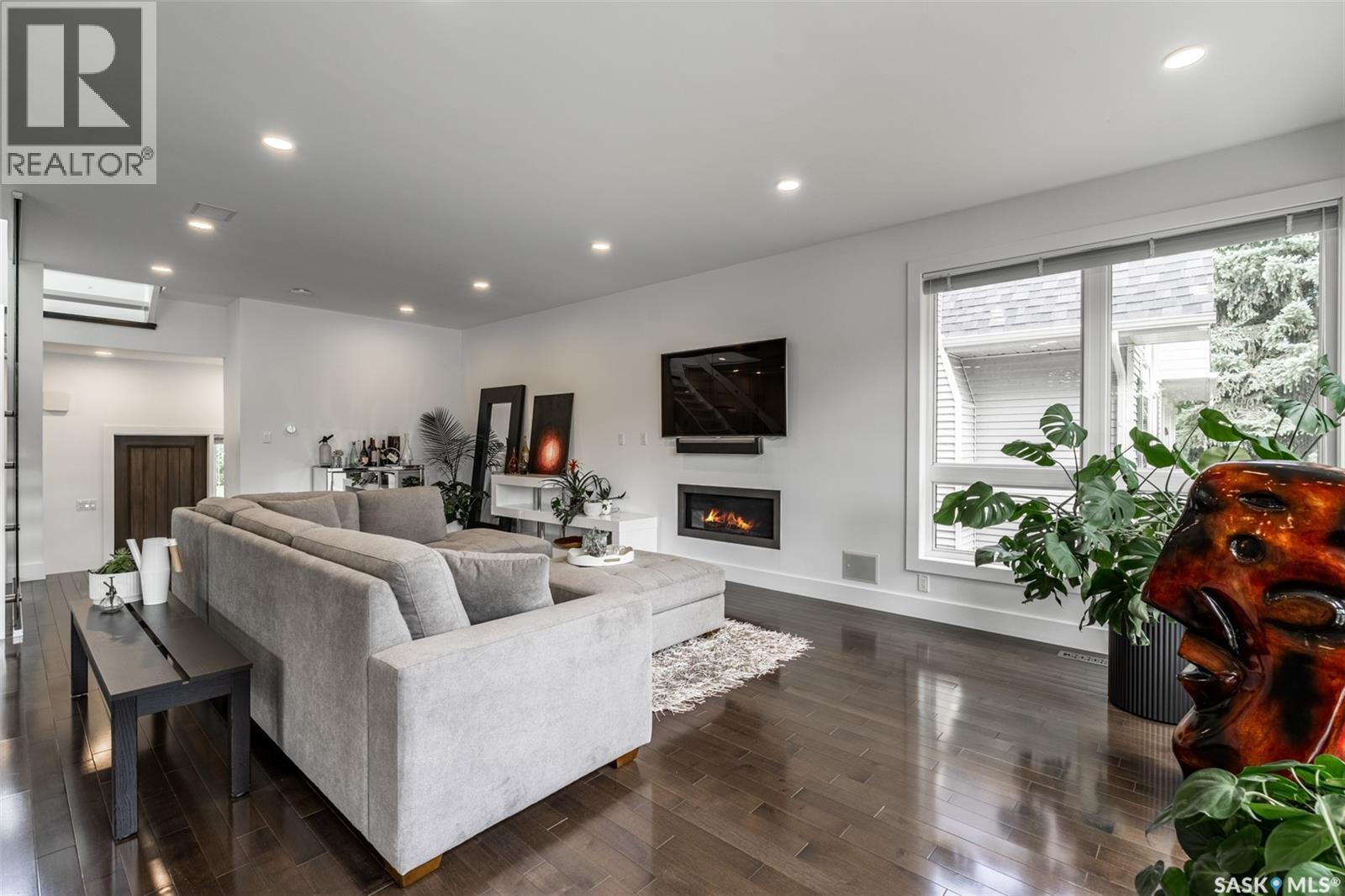 1150 Spadina Crescent E, Saskatoon, SK - Indoor Photo Showing Living Room With Fireplace