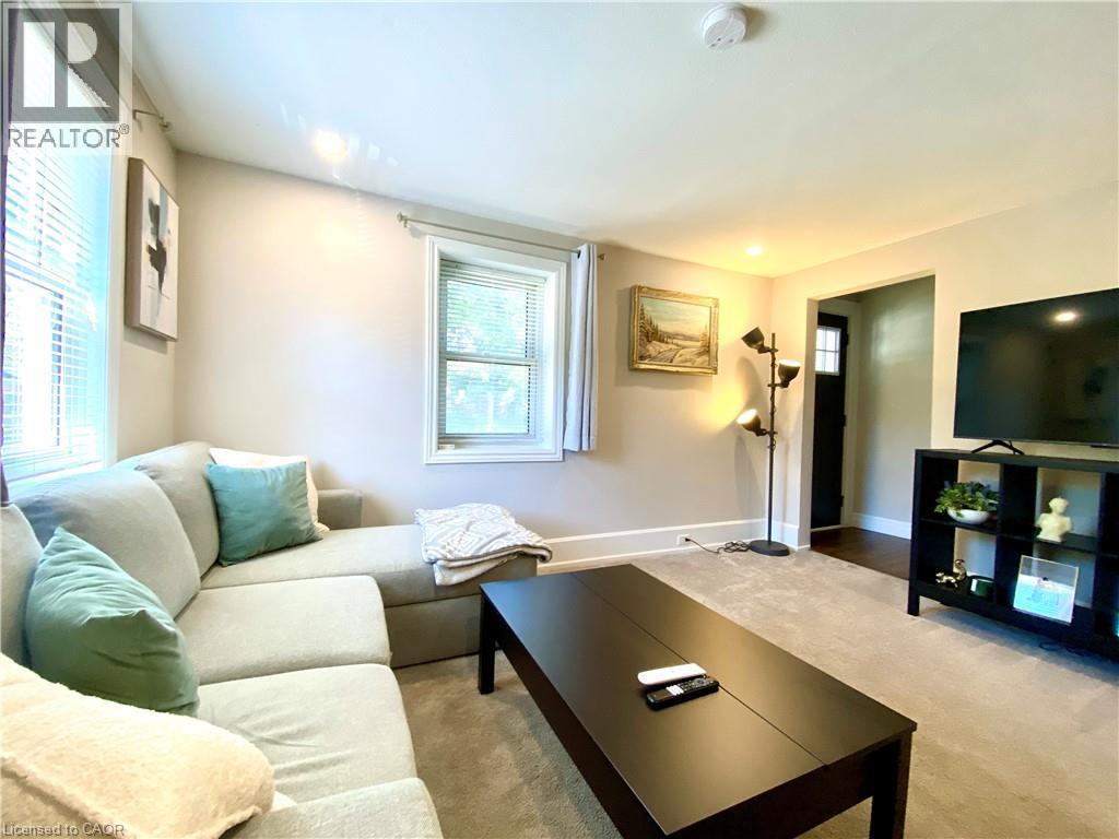 358 Dundas Street E, Hamilton, ON - Indoor Photo Showing Living Room