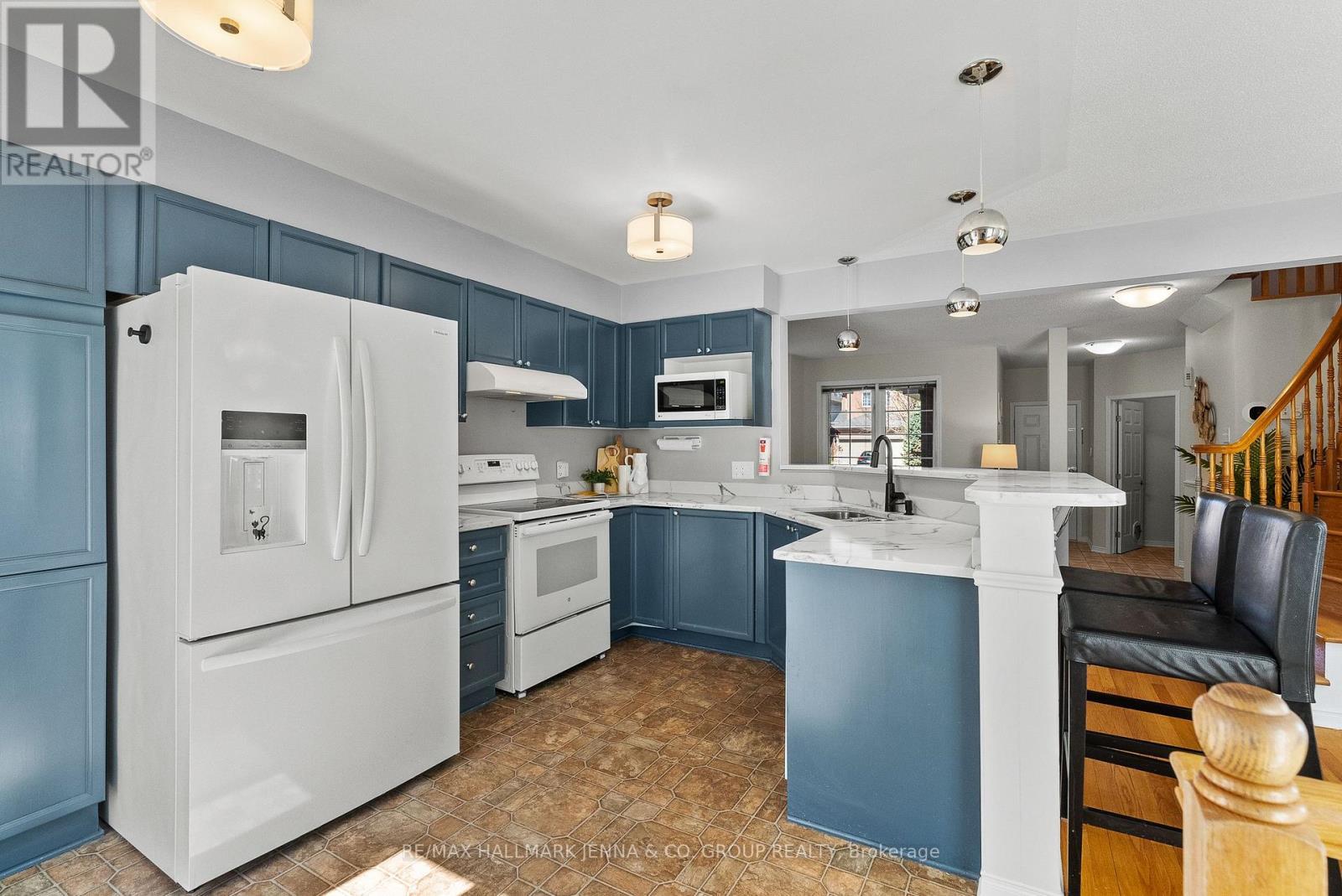 106 Bloomingdale Street, Ottawa, ON - Indoor Photo Showing Kitchen