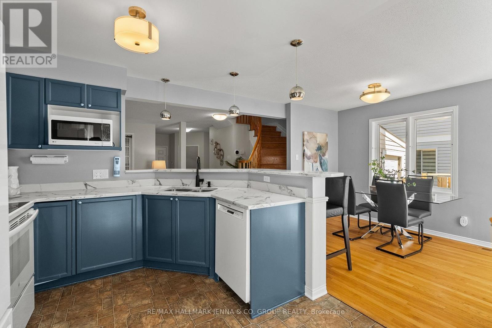 106 Bloomingdale Street, Ottawa, ON - Indoor Photo Showing Kitchen With Upgraded Kitchen