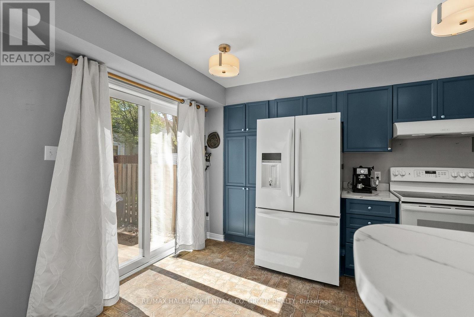 106 Bloomingdale Street, Ottawa, ON - Indoor Photo Showing Kitchen