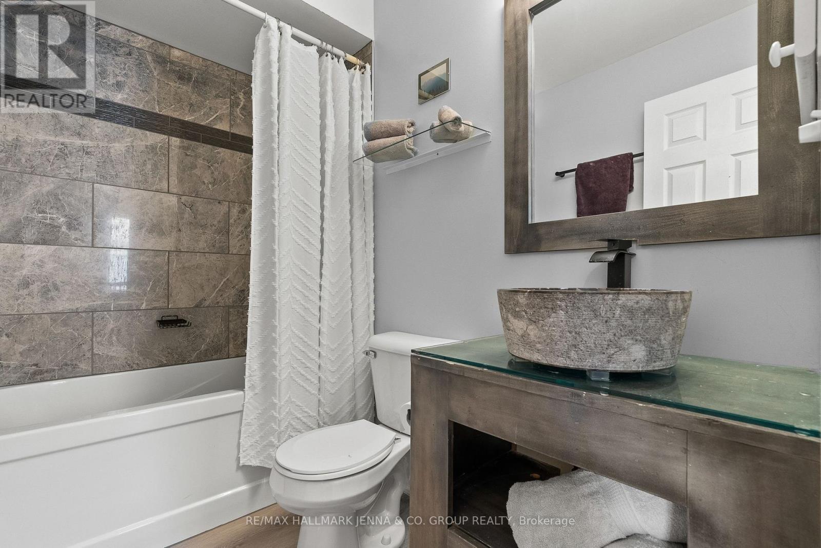 106 Bloomingdale Street, Ottawa, ON - Indoor Photo Showing Bathroom