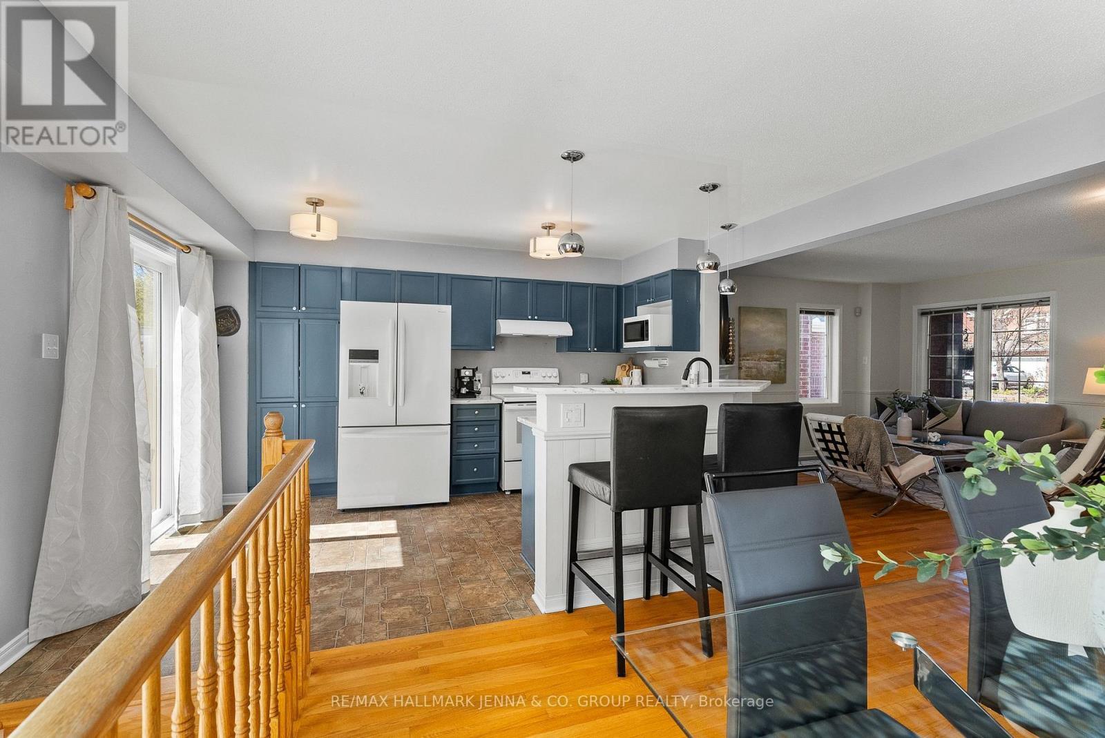 106 Bloomingdale Street, Ottawa, ON - Indoor Photo Showing Kitchen