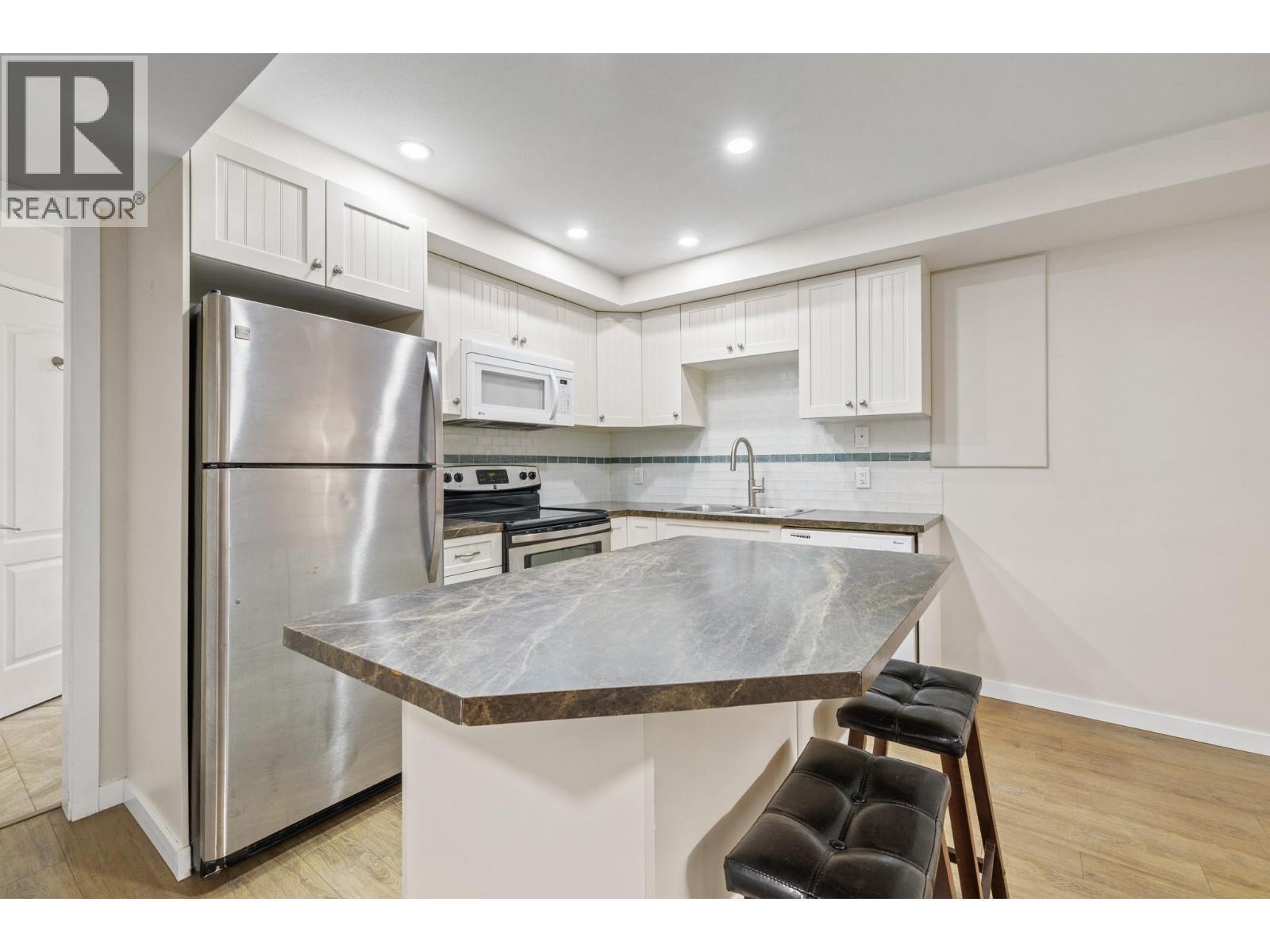 1638 Lindsay Drive, Kelowna, BC - Indoor Photo Showing Kitchen