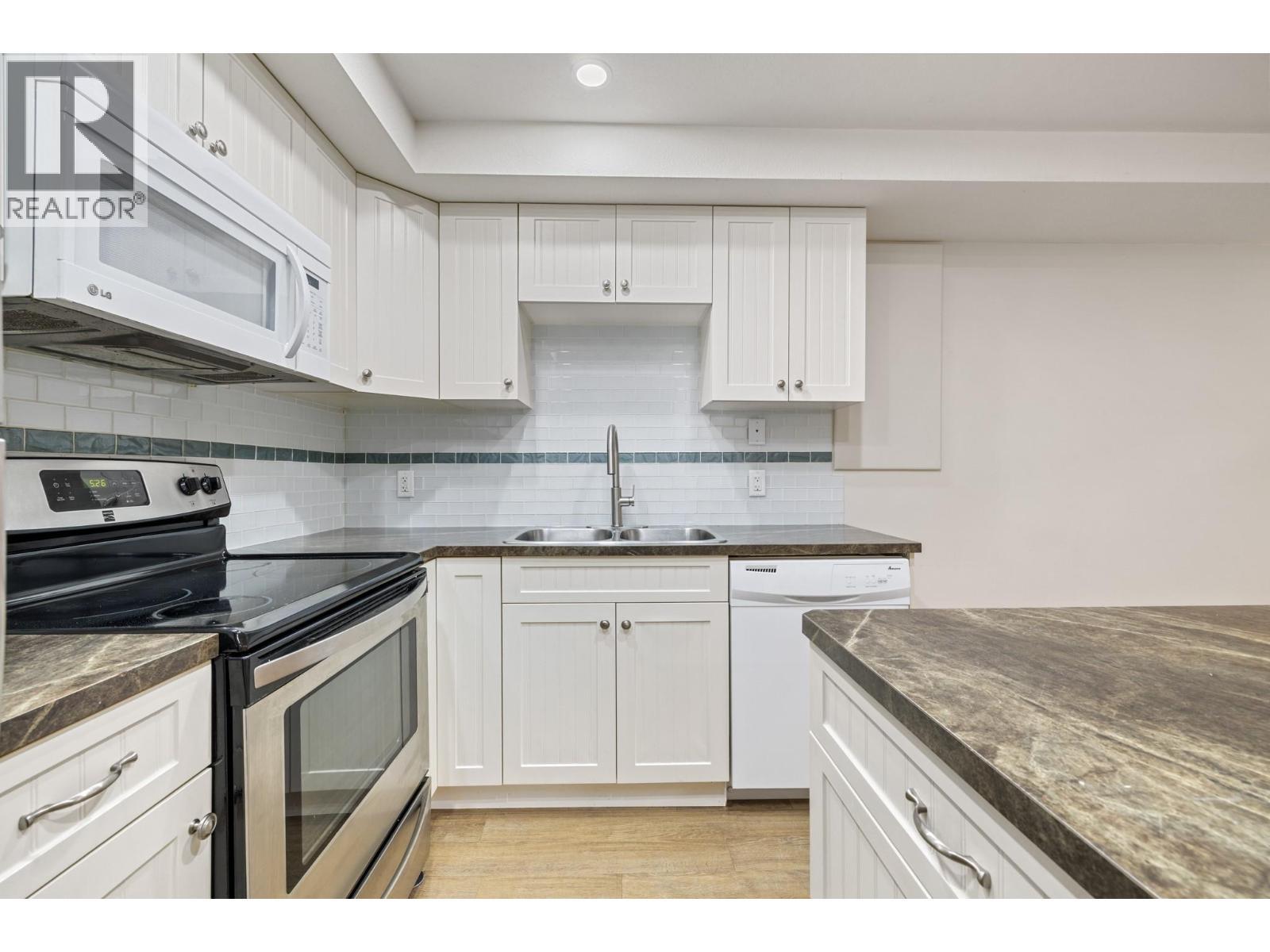 1638 Lindsay Drive, Kelowna, BC - Indoor Photo Showing Kitchen With Double Sink