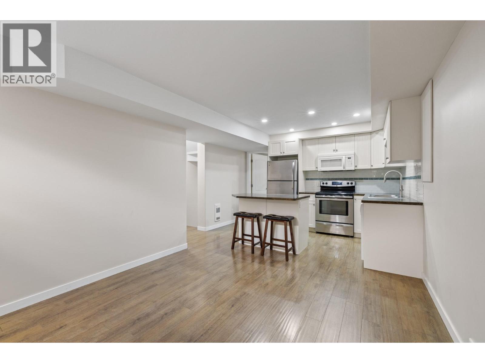 1638 Lindsay Drive, Kelowna, BC - Indoor Photo Showing Kitchen
