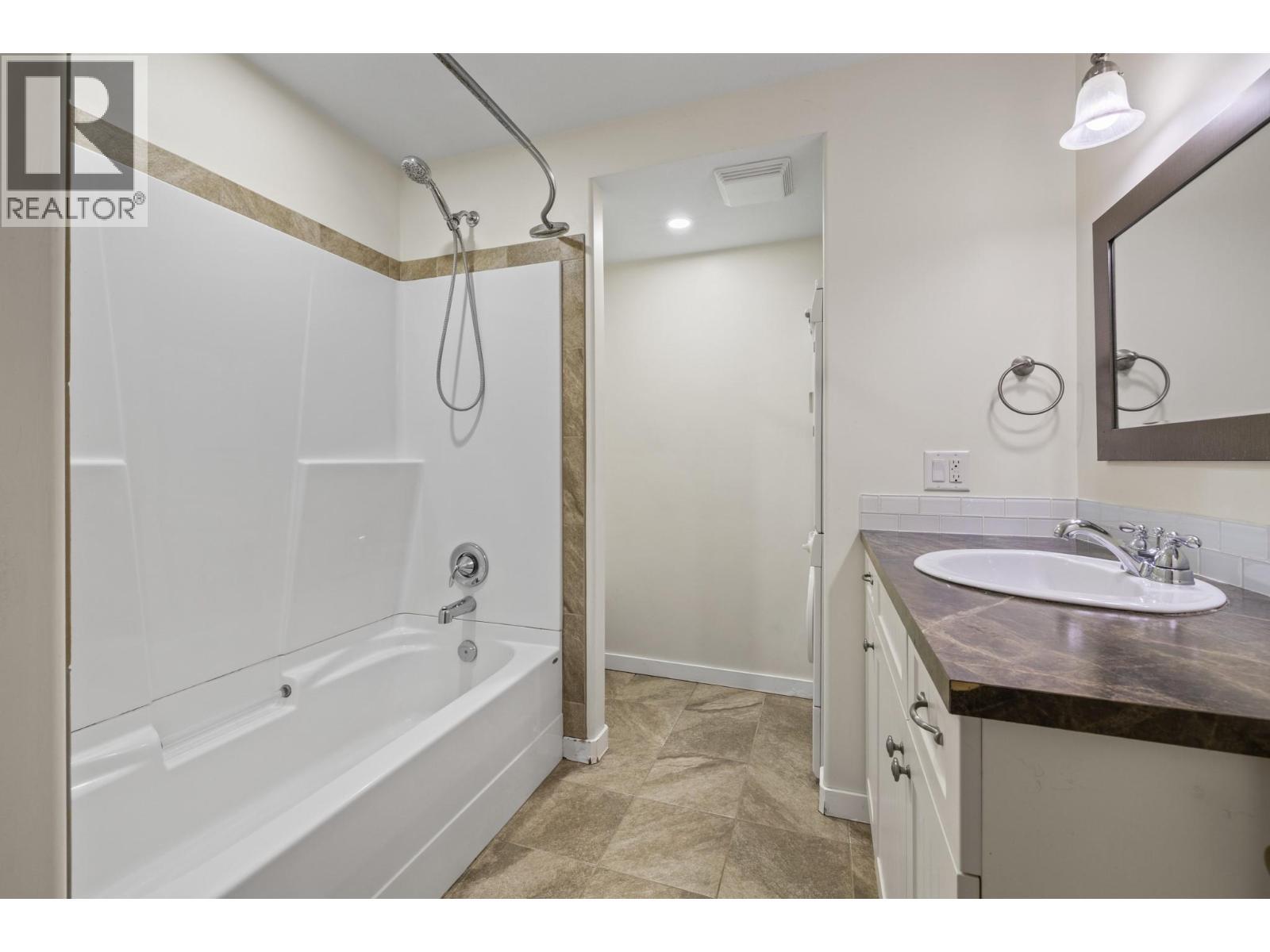 1638 Lindsay Drive, Kelowna, BC - Indoor Photo Showing Bathroom