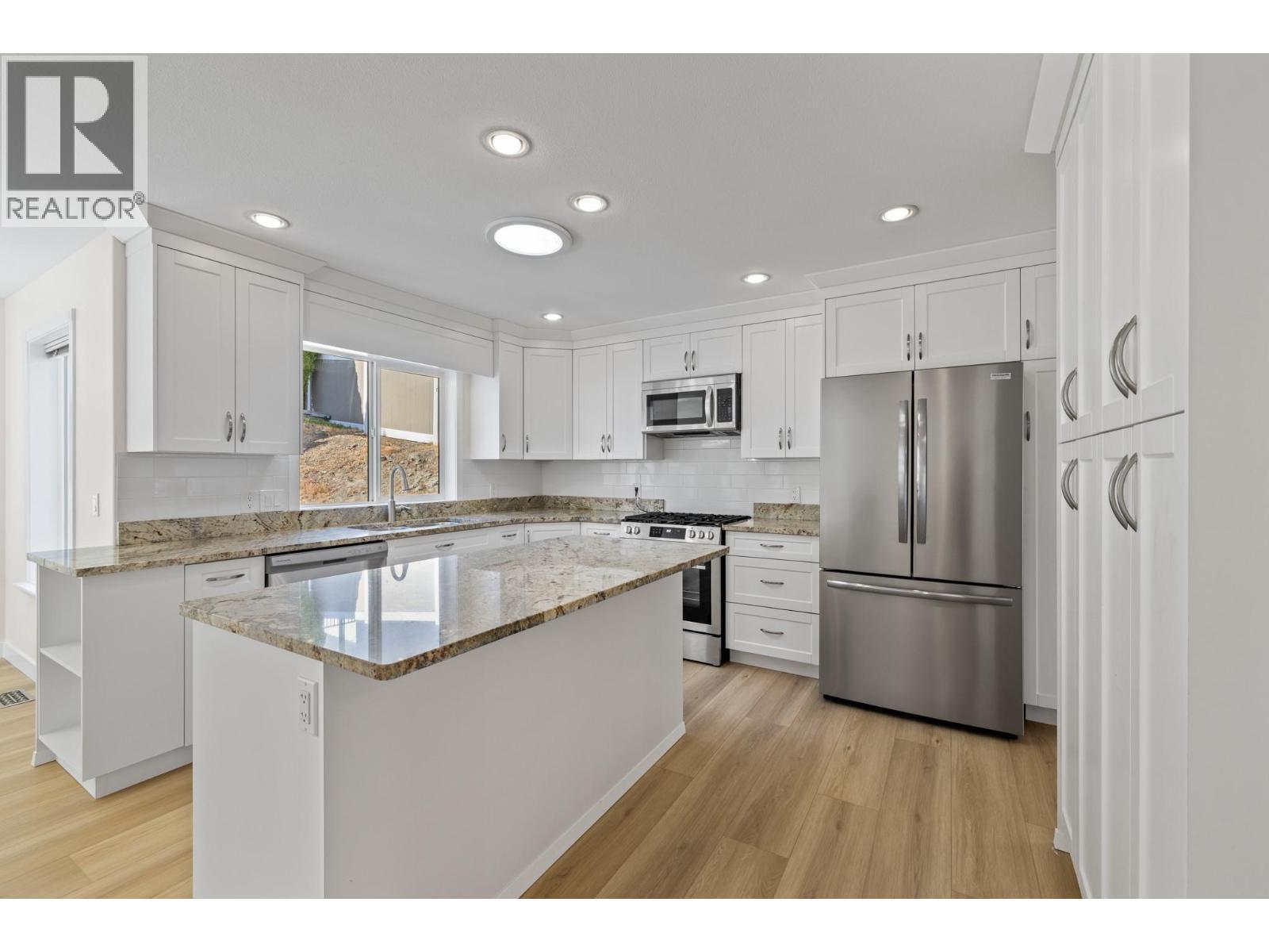 1638 Lindsay Drive, Kelowna, BC - Indoor Photo Showing Kitchen With Double Sink With Upgraded Kitchen