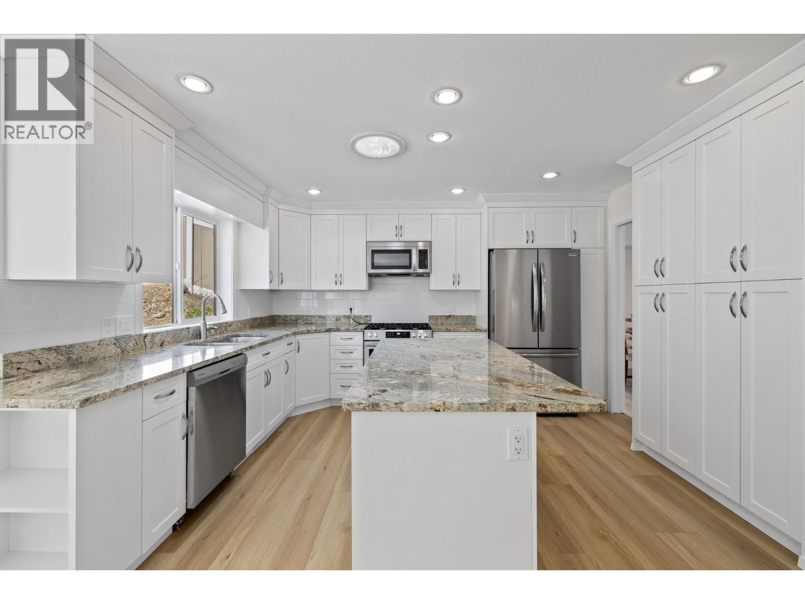 1638 Lindsay Drive, Kelowna, BC - Indoor Photo Showing Kitchen With Upgraded Kitchen