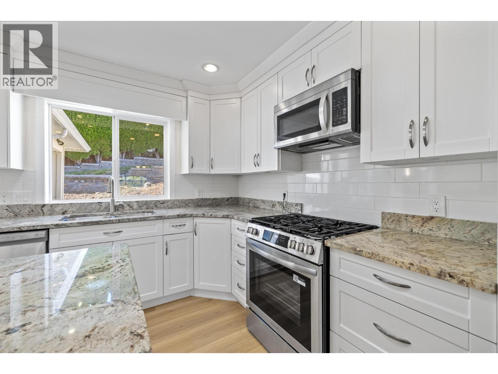 1638 Lindsay Drive, Kelowna, BC - Indoor Photo Showing Kitchen With Upgraded Kitchen