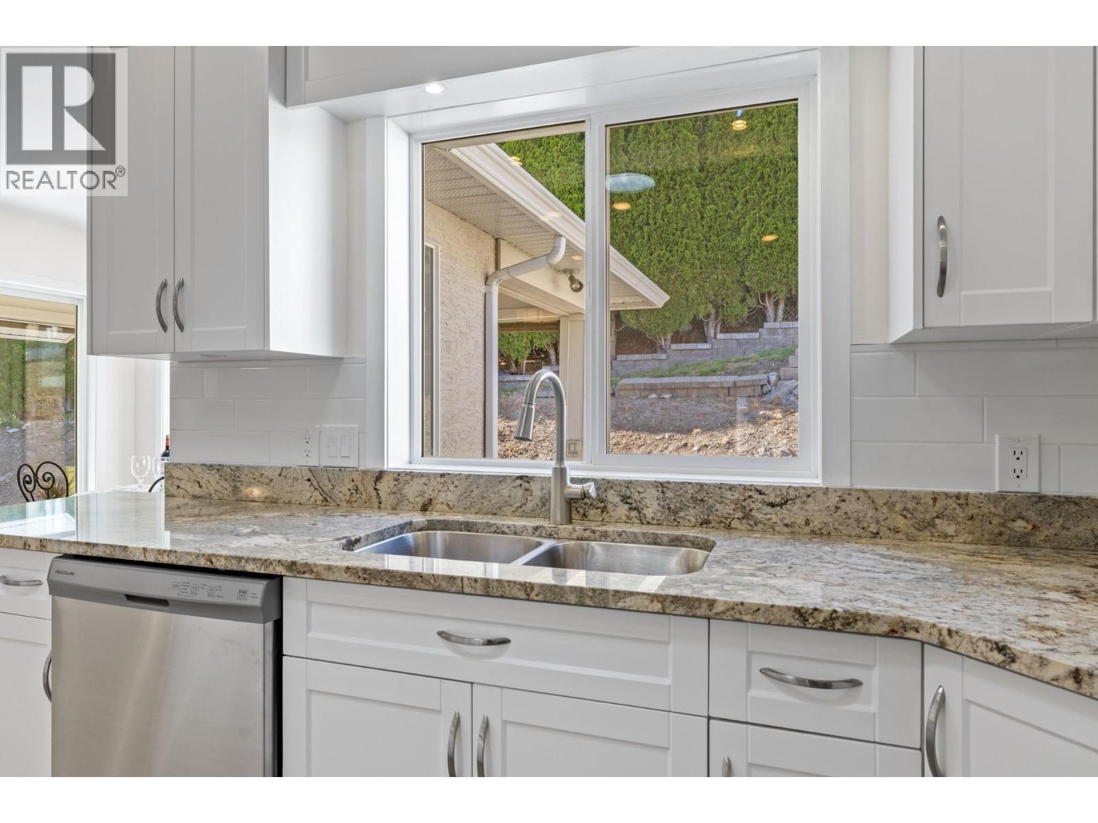 1638 Lindsay Drive, Kelowna, BC - Indoor Photo Showing Kitchen With Double Sink