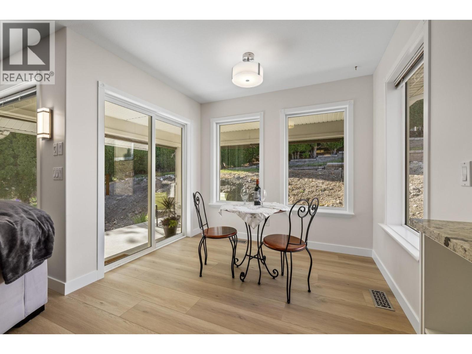1638 Lindsay Drive, Kelowna, BC - Indoor Photo Showing Dining Room